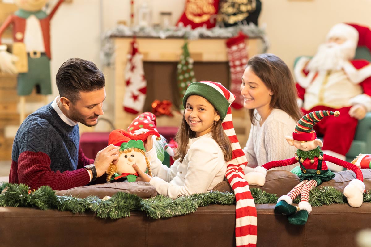 Decidere cosa comprare per gli amici può essere difficile per diversi motivi: hai fatto sempre regali diversi e ci tieni a fare bella figura, temi che qualcun altro pensi di fare lo stesso tuo regalo magari prima di te, vorresti fare un regalo a tutti i tuoi amici ma senza spendere troppo... Per questo serve una soluzione semplice, economica e che faccia divertire i tuoi amici più cari! Pensa a un modo per festeggiare il Natale con la giusta atmosfera, per esempio con addobbi che i tuoi amici possono appendere in casa, sulle pareti oppure sull'Albero di Natale.